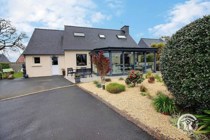 Gîte pour 4 personnes, avec Terrasse ainsi que Jardin et Vue à Louannec