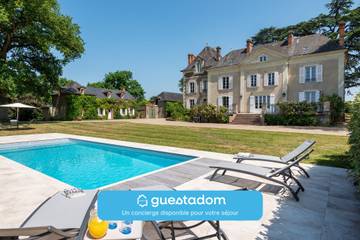 Gîte pour 14 personnes, avec jardin et piscine, adapté aux familles à Saint-Aubin-de-Luigné