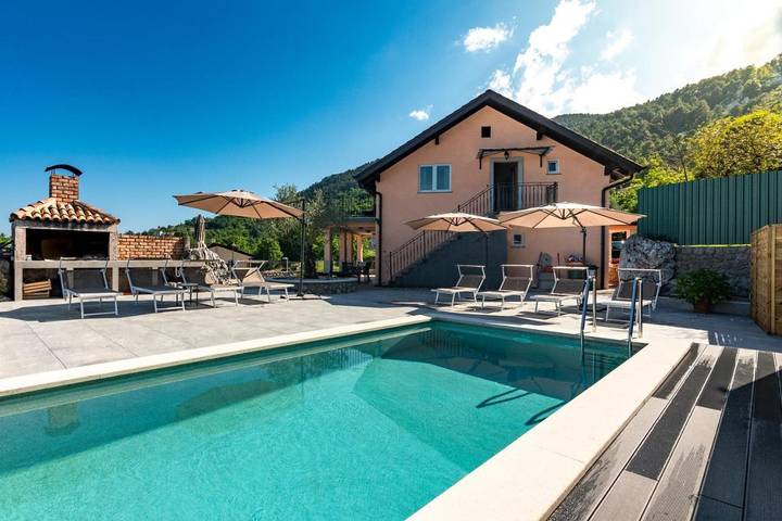 Ferienhaus für 8 Personen, mit Balkon und Terrasse sowie Pool und Ausblick in Liganj