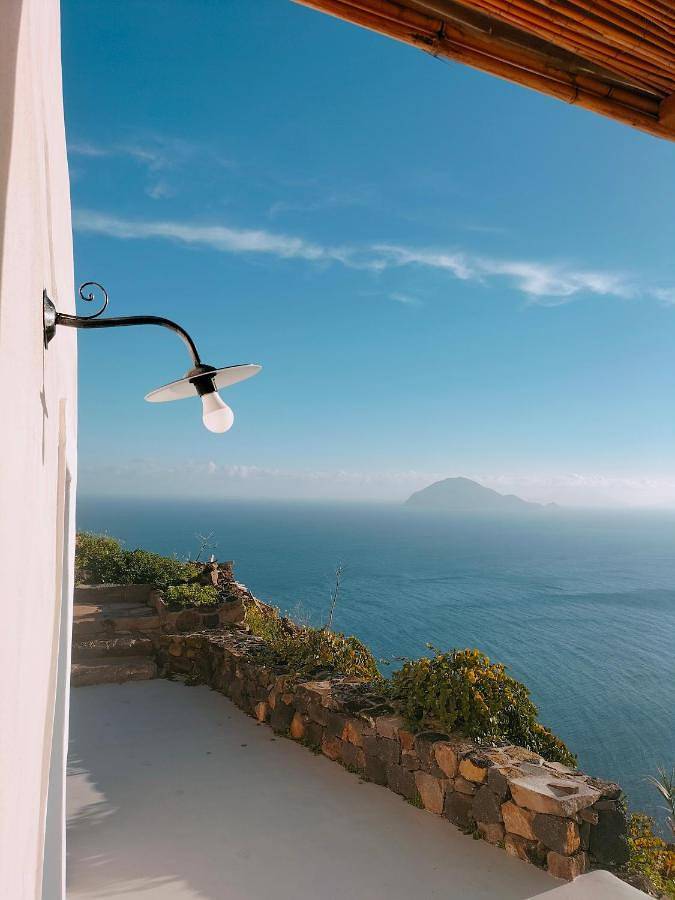 Location de vacances pour 4 personnes, avec Balcon et Terrasse ainsi que Jardin et Vue dans Alicudi