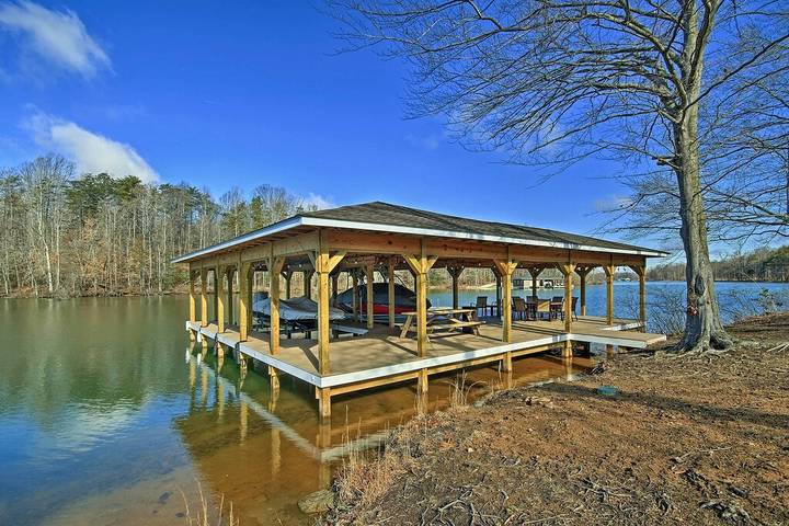 Vacation house for 18 people, with yard and terrace in Lake Anna