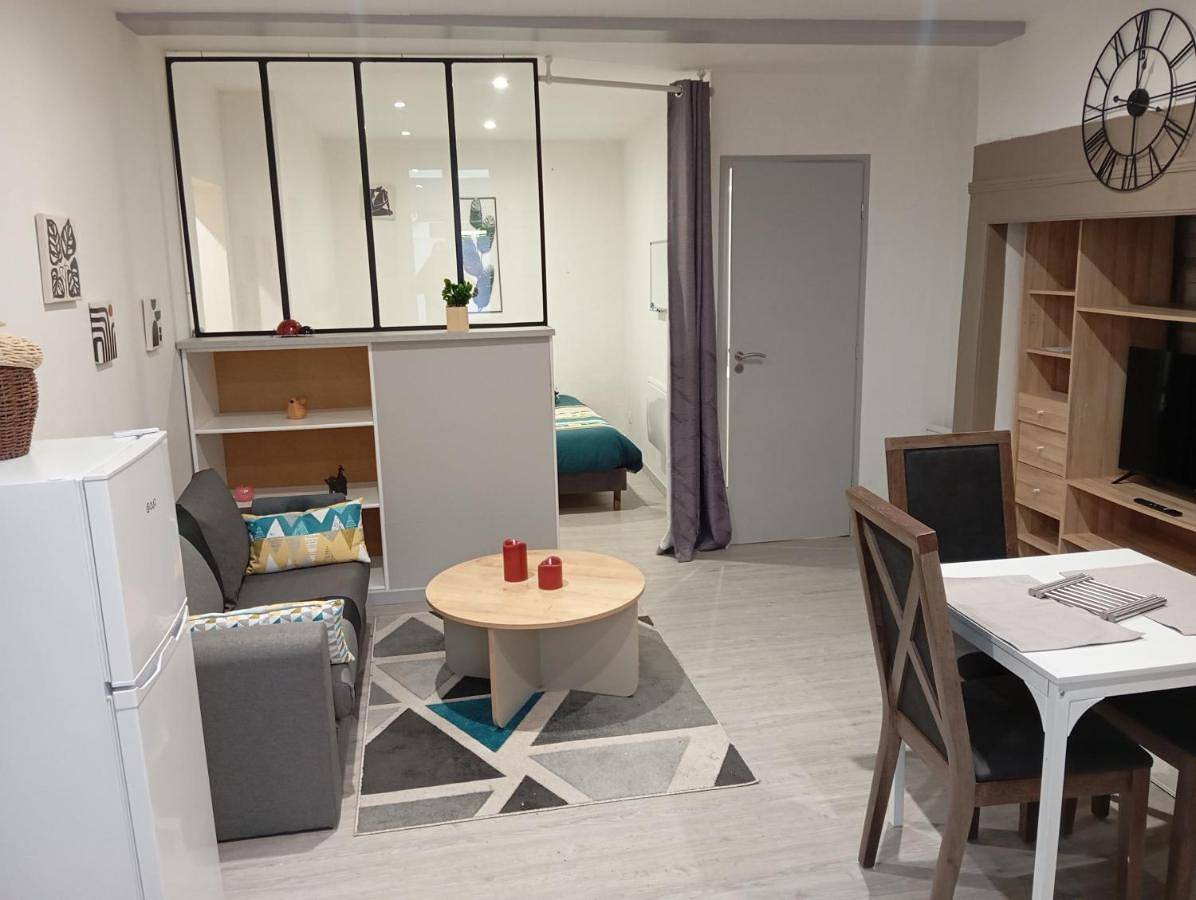Appartement entier, Grand Studio chambre séparée in Arpajon-sur-Cère, Région d'Aurillac