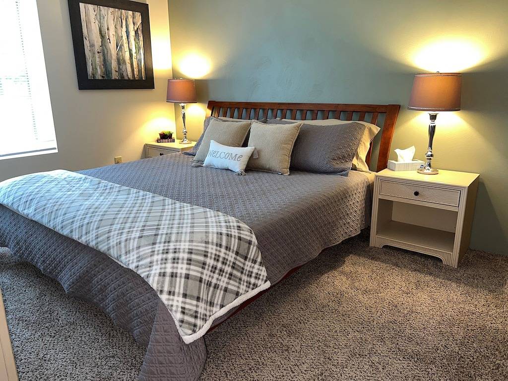 Ganze Wohnung, King Bed! 2B2B ground level near golf; fall leaf peeping! Well equipped kitchen! in Hidden Valley, Pennsylvania