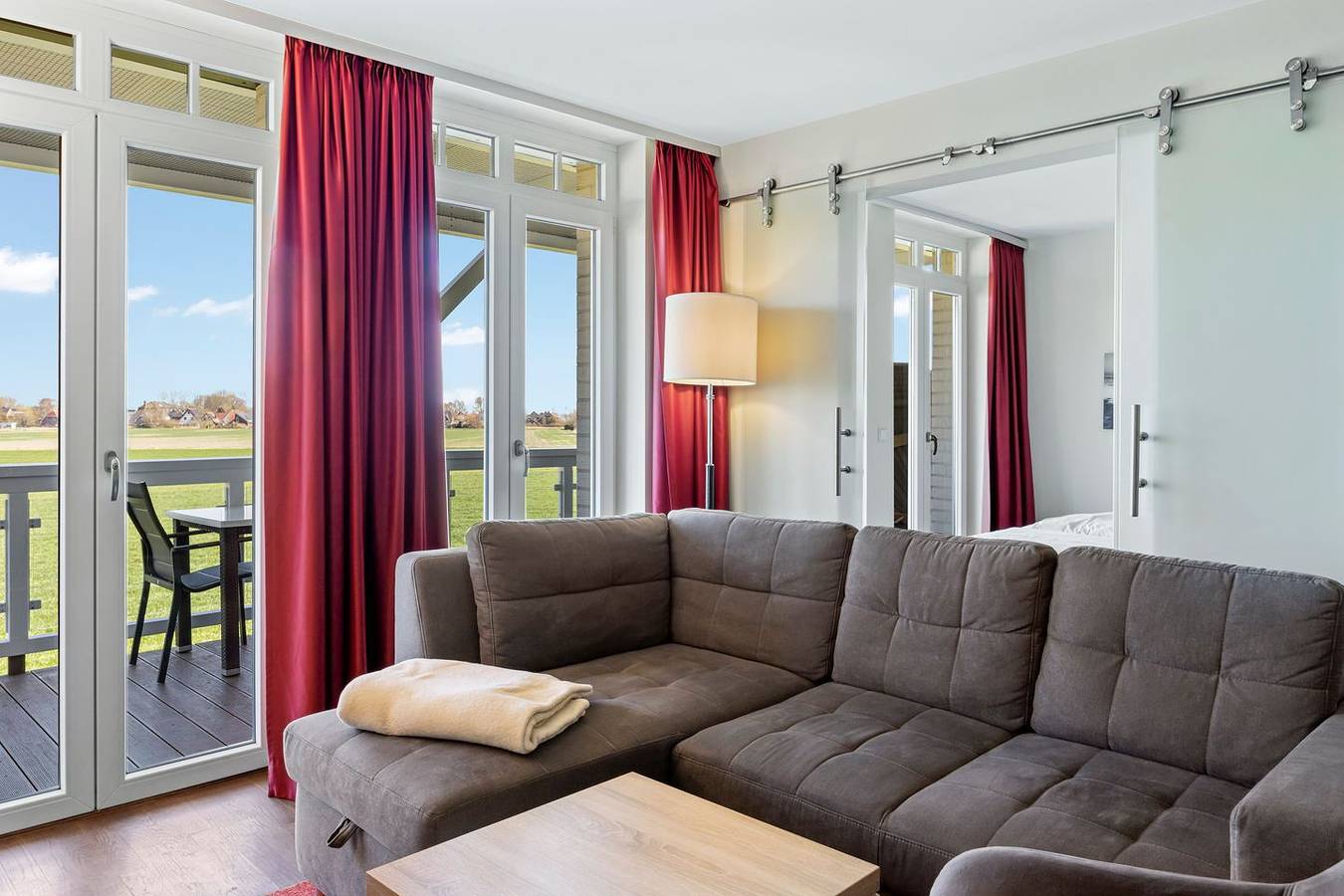 Ganze Wohnung, Strandnahe Ferienwohnung mit Sauna, tollem Balkon mit Strandkorb und Landblick in Wremen, Cuxland