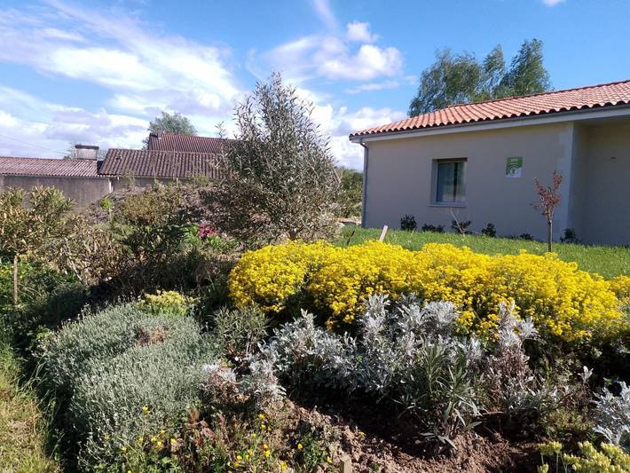 Gîte pour 2 personnes, avec jardin dans Baignes