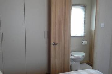 Static Caravan for 4 People in Christchurch, Dorset, Photo 4