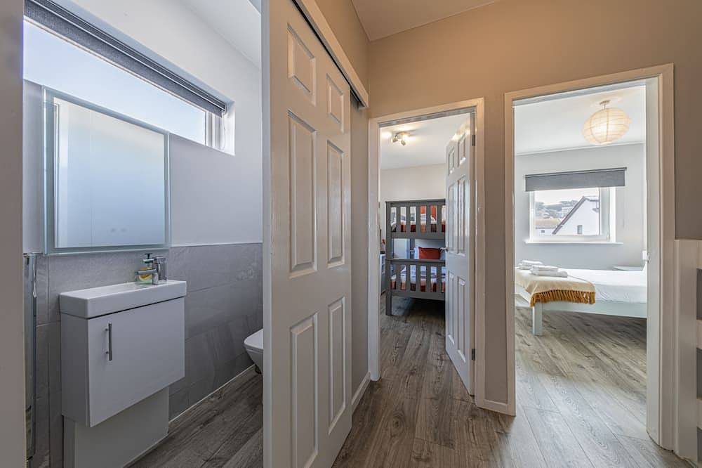 Entire apartment, Fantastic Location with Stunning Estuary Views in Deganwy, Conwy region