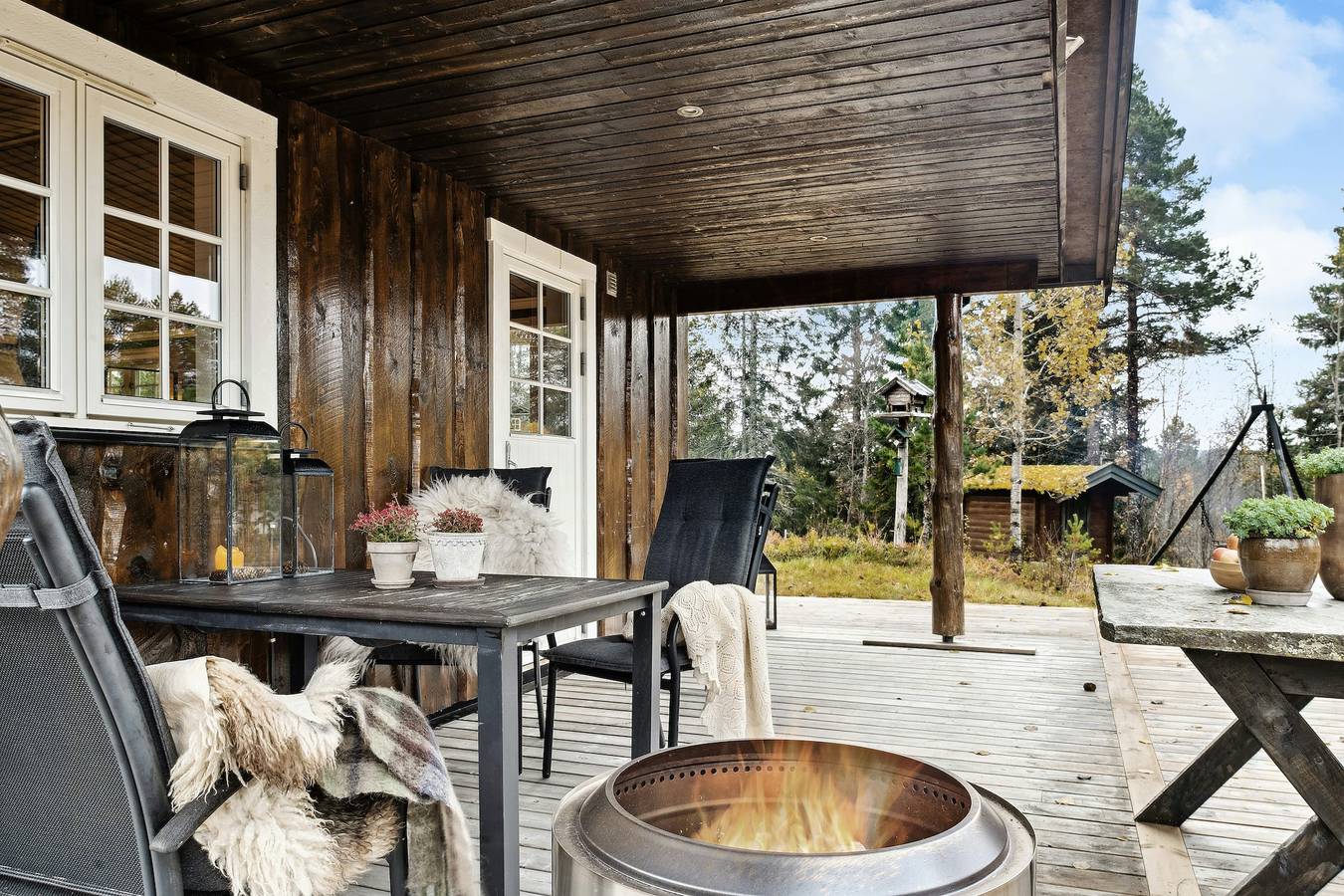 Traditionelle Hütte an Berg und See in Orkdal in Orkdal