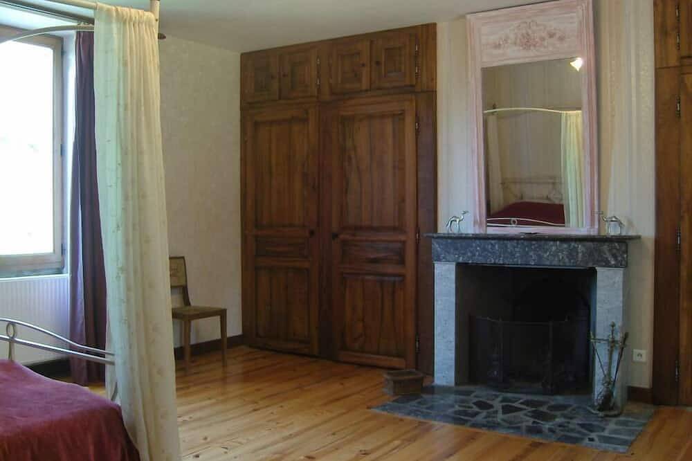 Manoir les Aliberts (1,5 hectares de parc arboré, piscine, billard, babyfoot...) in Martiel, Aveyron
