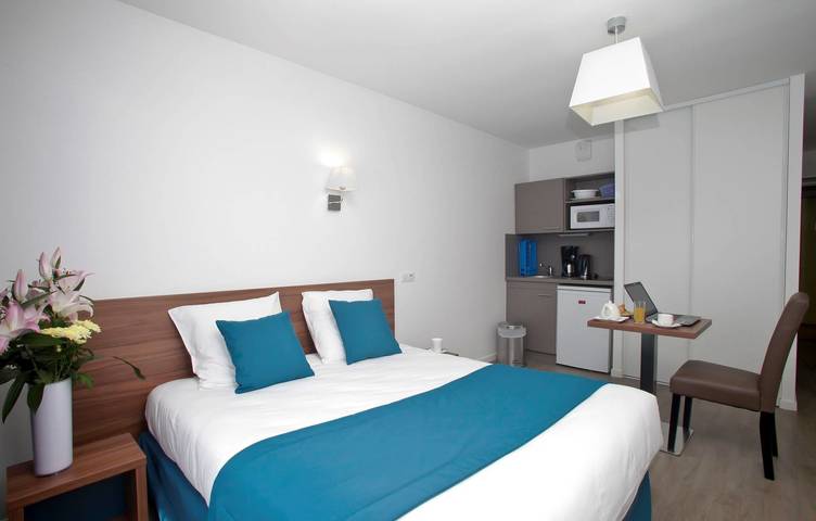 Résidence Paris Rueil Chambre double in Rueil-Malmaison, Altos del Sena