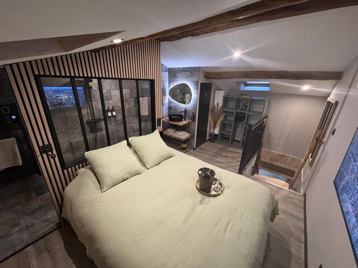 Gîte pour 2 personnes, avec jardin ainsi que jacuzzi et terrasse à La Verpillière - 3