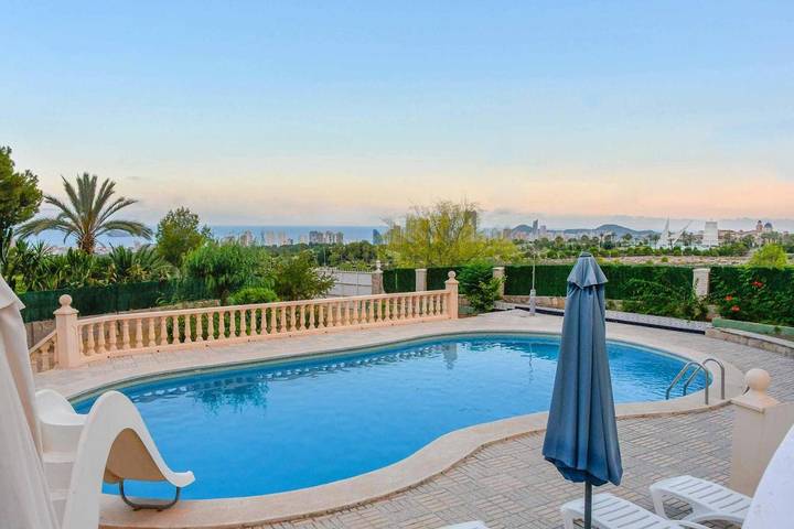 Chalet para 15 personas, con piscina además de jardín y vistas en Benidorm