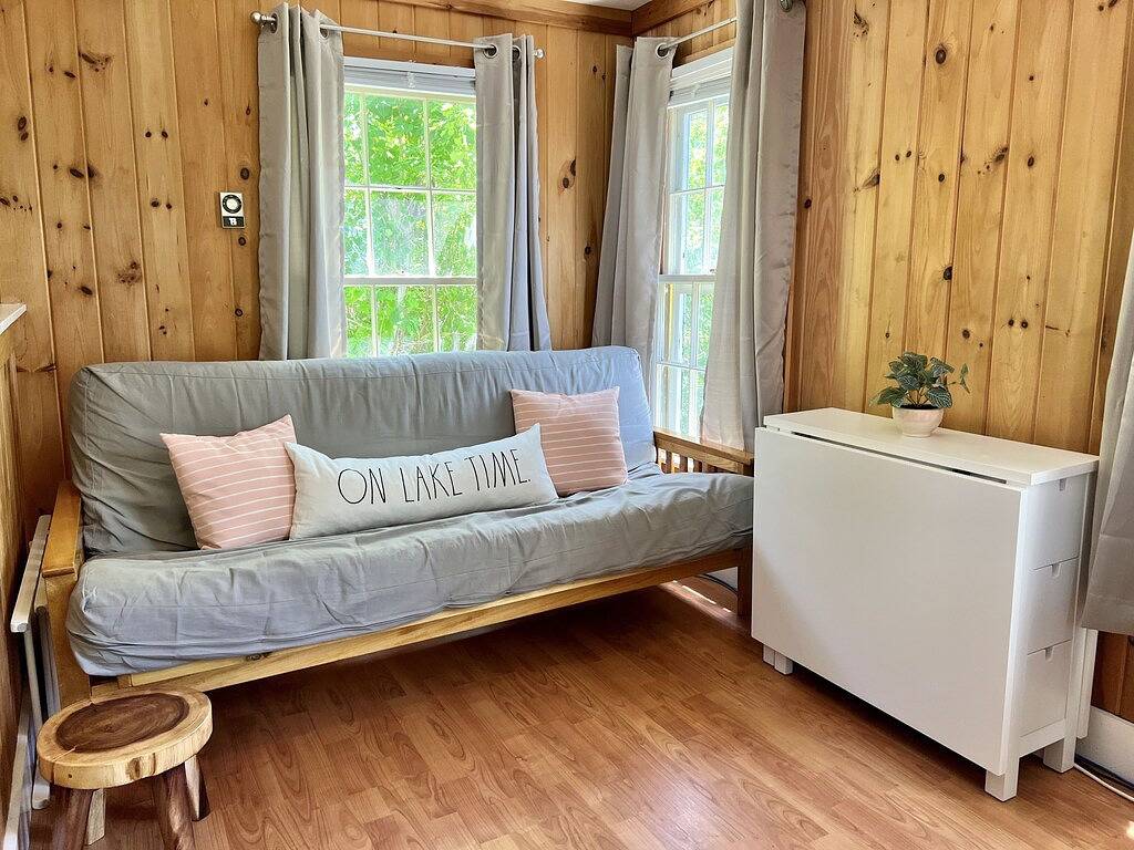 Lake Winnie Waterfront cottage w/ sandy beach, short walk to best spots in town! in Moultonborough, Lake Winnipesaukee