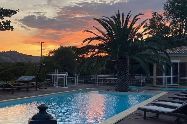 Location de vacances pour 2 personnes, avec terrasse ainsi que jardin et piscine à Patrimonio - 4