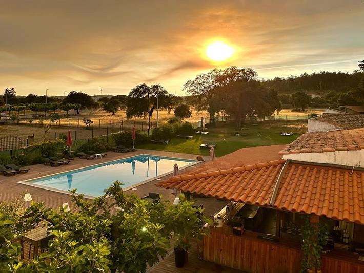 Hotel para 3 personas, con jardín además de vistas y piscina - 1