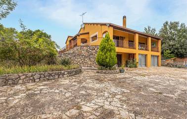 Location de vacances pour 8 personnes, avec piscine et jardin à Les Arcs (Var)