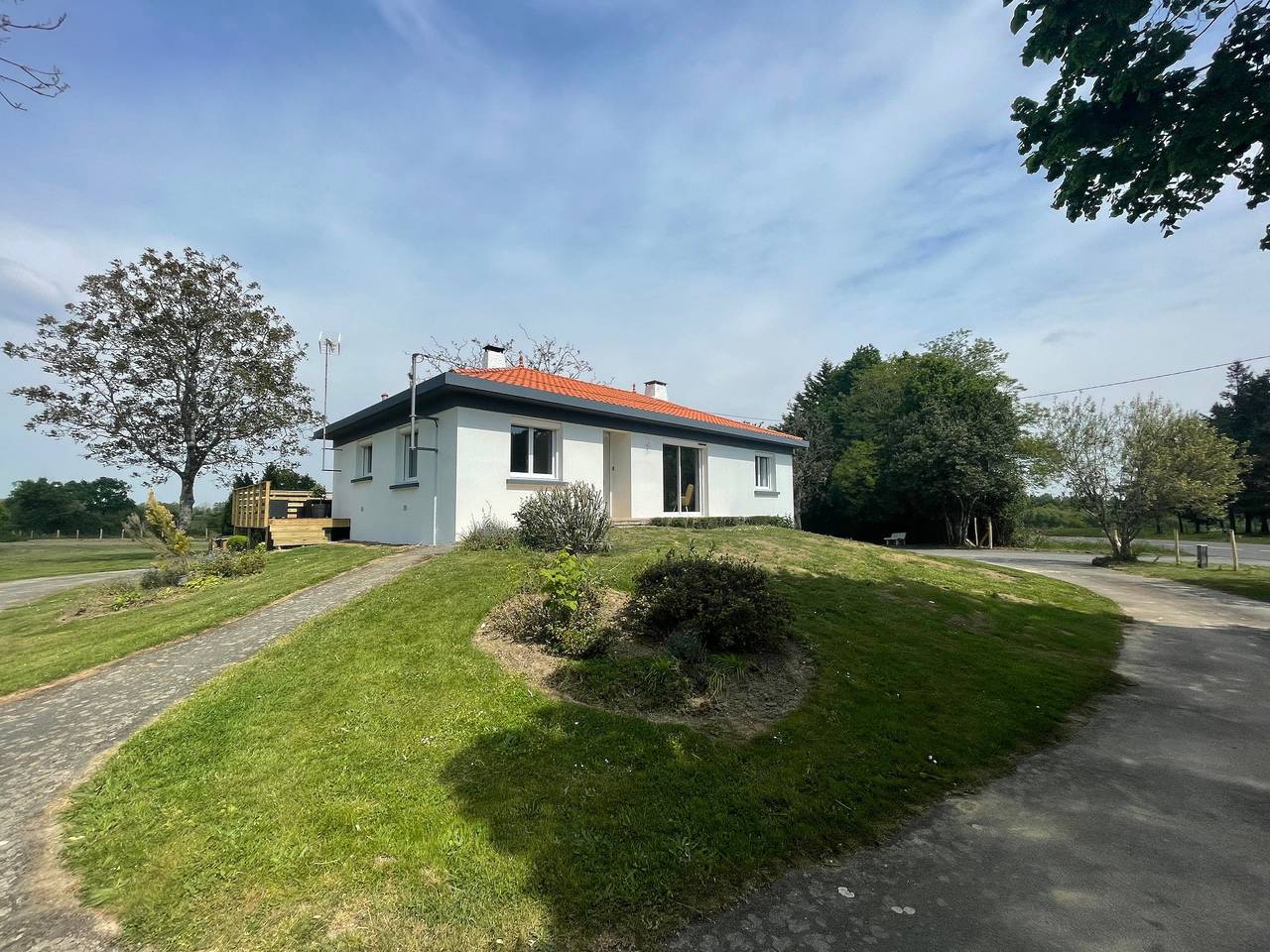 Maison contemporaine rénovée avec étang privé et terrasse, proche plage - 3 chambres, wifi inclus in Nieul-le-Dolent, Vendée