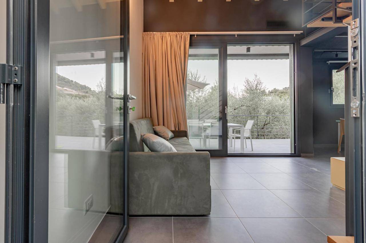 Taggiasca- Suite nel verde con terrazza e Jacuzzi privata in Taggia (City), Taggia