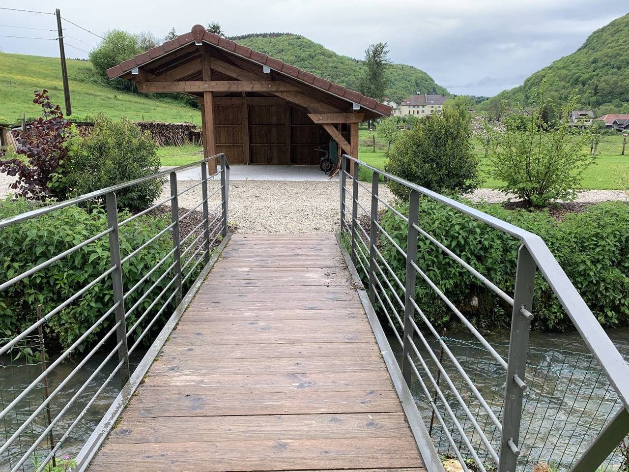 Chalet l'Arcange, Franche-Comté, bord de rivière in Nans-sous-Sainte-Anne, Doubs