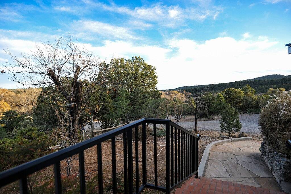 Großes Fenster zum Betrachten von Bergen und Wildtieren in Pinos Altos, Gila National Forest
