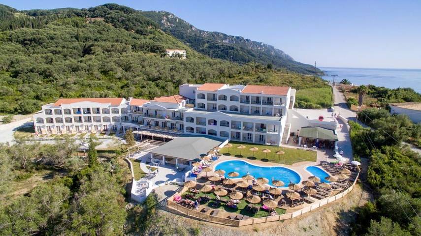Hôtel pour 3 personnes, avec piscine et bassin pour enfant ainsi que jardin et vue
