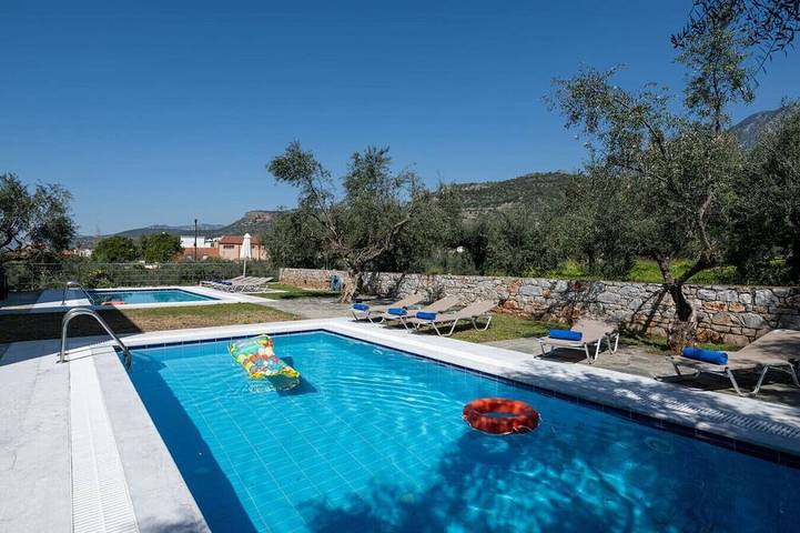 Villa for 4 people, with balcony and garden, with pets in Stoupa