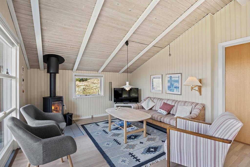Hyggeliges Ferienhaus mit Kaminofen – Hund willkommen in Nordby, Rindby