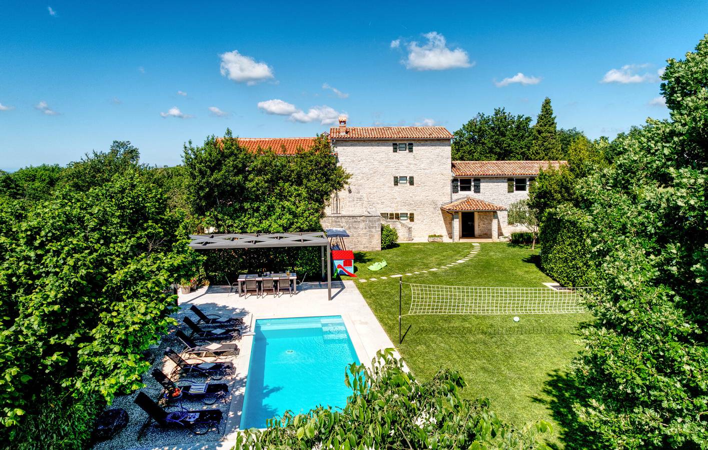 Gezellig appartement met 2 slaapkamers, zwembad en parkeerplaats, op 2 km van het centrum van Kanfanar in Centraal Istrië