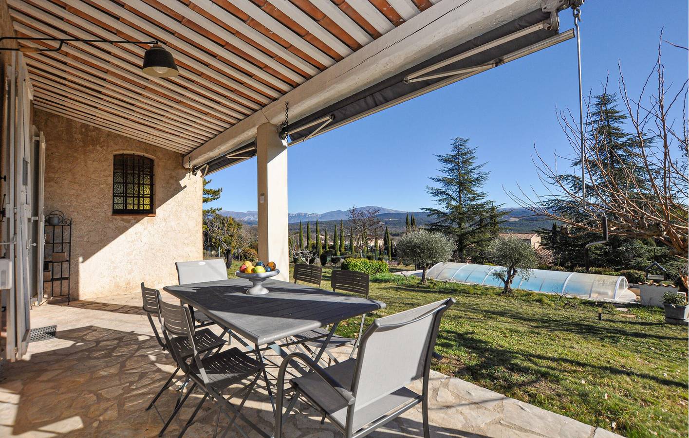 Appartement confortable avec piscine et parking près d'une rivière et d'un lac in Saint-Laurent-du-Verdon, Parc naturel régional du Verdon