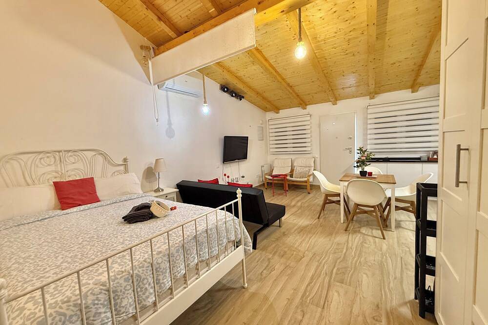 Charming 1-bedroom house in brilliant Pozuelo de Alarcón with Wifi, Ac in Pozuelo de Alarcón, Madrid Province