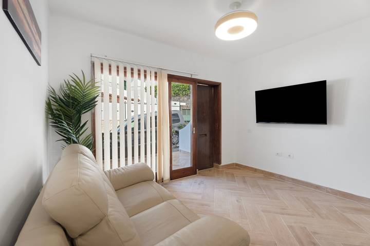 Apartamento entero, Vacaciones 'Delfin Amarillo' con balcón y Wi-Fi in Playa de los Guíos, Santiago del Teide