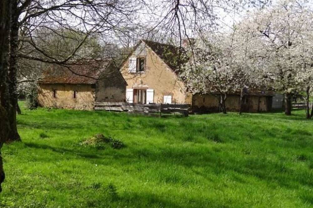 Ferme rénovée avec verger, 7 km du Mans, cheminée, 4 chambres, draps inclus, calme assuré in La Bazoge, Sarthe