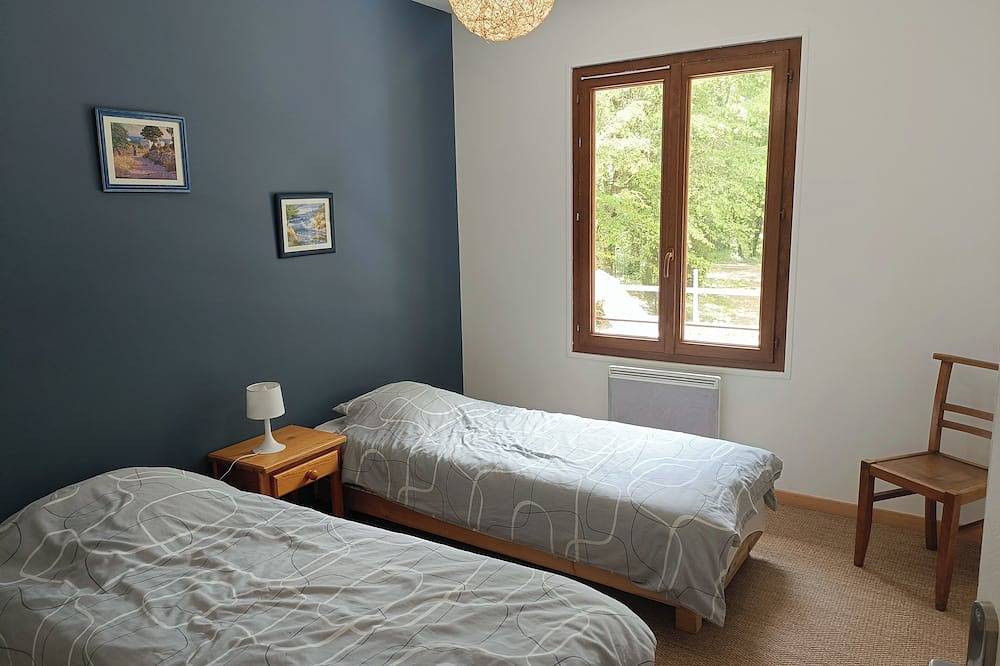 Gîte 9 personnes La Maison du Bois, 10 minutes A71, 10 minutes de Bourges in Plaimpied-Givaudins, Région de Bourges