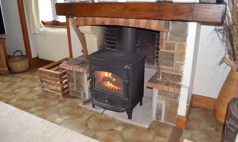 Location de vacances pour 2 personnes, avec vue et jardin ainsi que terrasse et piscine à Montbron - 4