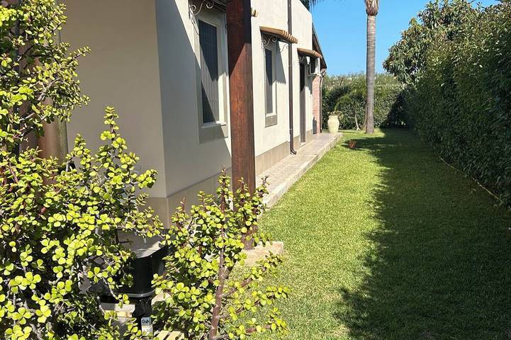 Detached villa with swimming pool a stone's throw from the sea between Avola and lido di Noto. in Cicirata, Avola
