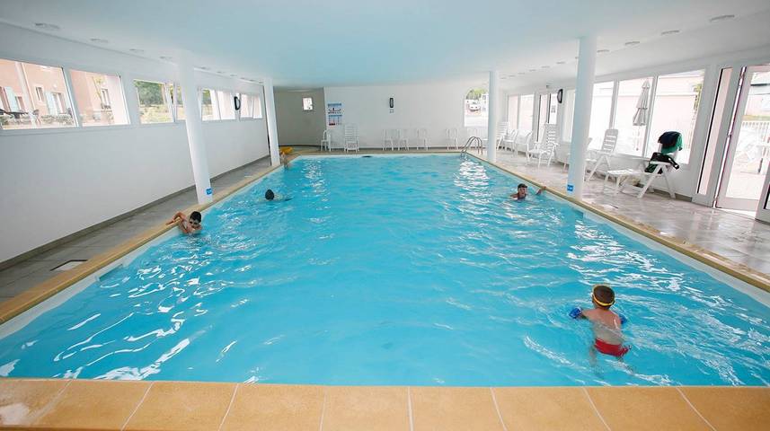 Gîte pour 8 personnes, avec piscine ainsi que terrasse et sauna, adapté aux familles à Le Tronchet - 4