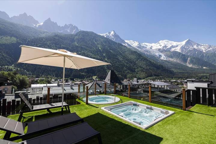 Hôtel pour 2 personnes, avec terrasse et piscine ainsi que vue et sauna
