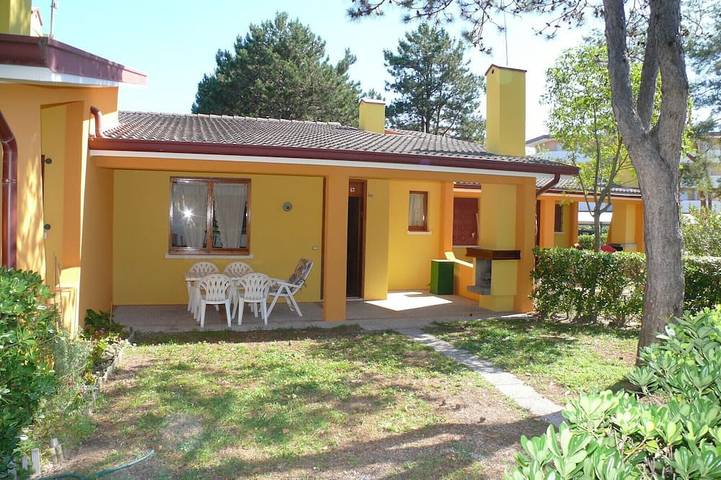 Ferienanlage für 6 Personen, mit Garten und Pool in Bibione