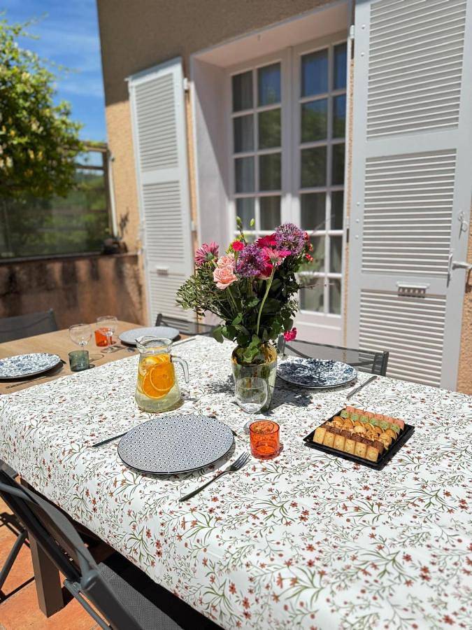 Location de vacances pour 6 personnes, avec vue ainsi que piscine et jardin à La Bastide-de-Sérou - 4