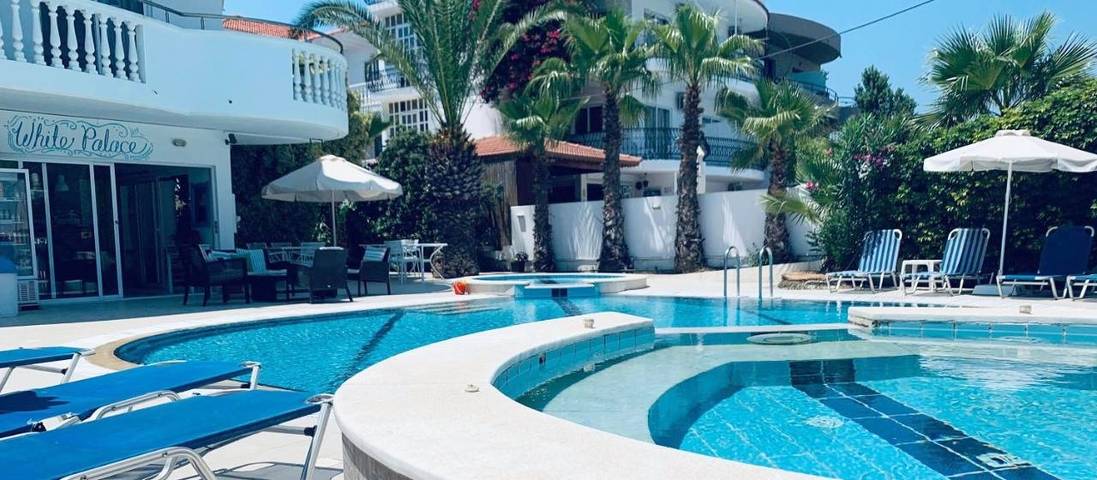 Appart’hôtel pour 2 personnes, avec Balcon et Terrasse ainsi que Jacuzzi et Jardin