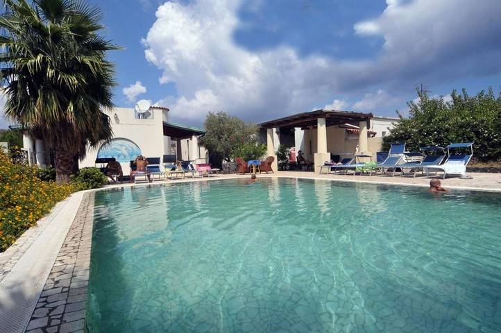 Hôtel pour 4 personnes, avec piscine ainsi que jardin et jacuzzi