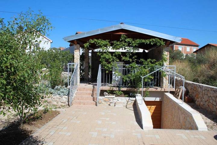 Gîte pour 4 personnes, avec terrasse à Pirovac - 3