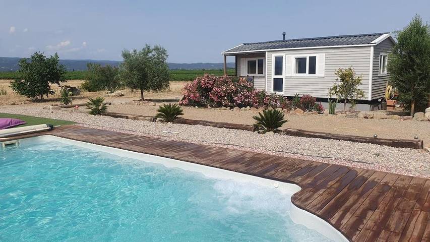 Chalet pour 4 personnes, avec jardin et terrasse ainsi que piscine et vue