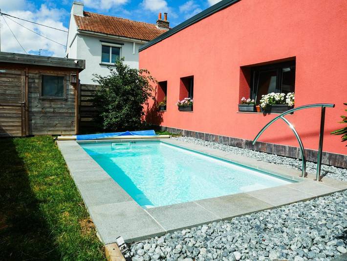Location de vacances pour 4 personnes, avec Terrasse ainsi que Jardin et Piscine à Provin