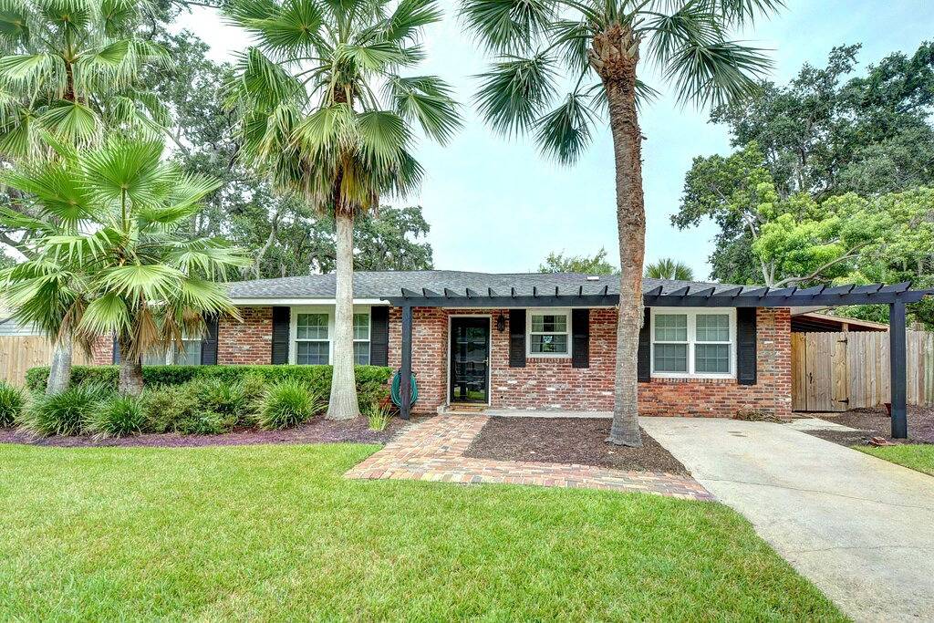 In der Nähe von Einkaufsmöglichkeiten, Restaurants, Dorf und Strand! Privater großer Garten! in St. Simons Island, Glynn County