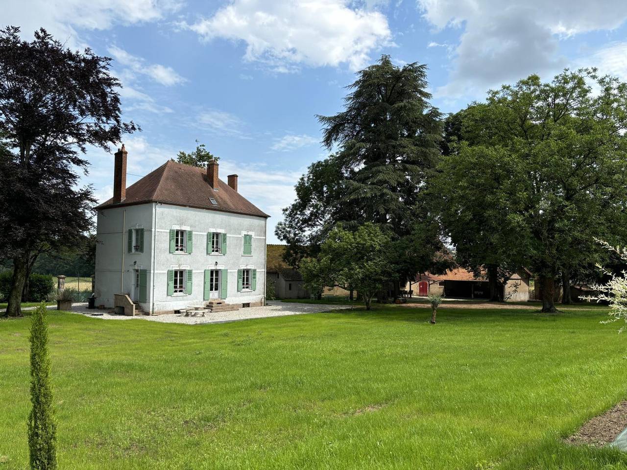 Maison Bourgeoise 1830 avec Spa et Jeux, Animaux Acceptés in Jaligny-sur-Besbre, Région de Vichy