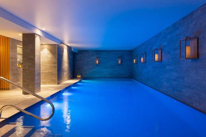 Hôtel pour 2 personnes, avec sauna ainsi que piscine et bassin pour enfant