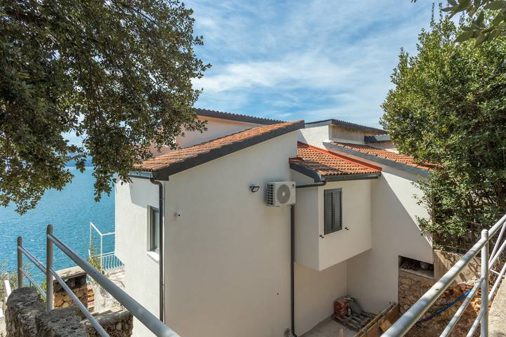 Ganze Wohnung, 2-Zimmer-Ferienwohnung mit Terrasse und Meerblick Stanici, Omis A-1028-a in Stanici, Omis-Riviera