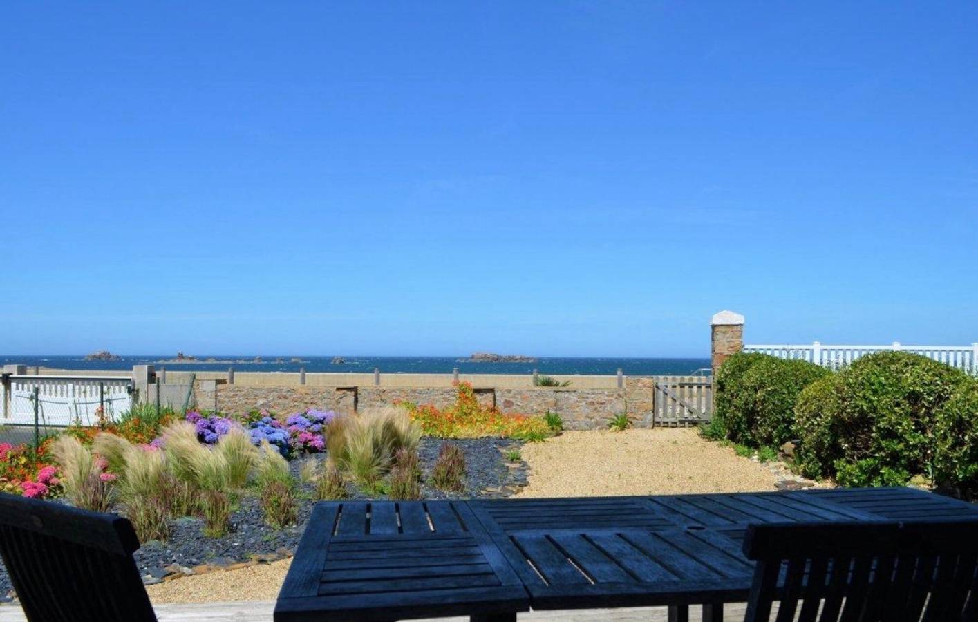 Maison de vacances 'Maison Face Mer Accès Direct Plage' avec vue sur la mer, terrasse et Wi-Fi in Plougasnou, Ceinture Dorée
