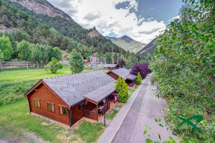 Camping para 4 personas, con Balcón y Jacuzzi además de Terraza y Jardín en Andorra